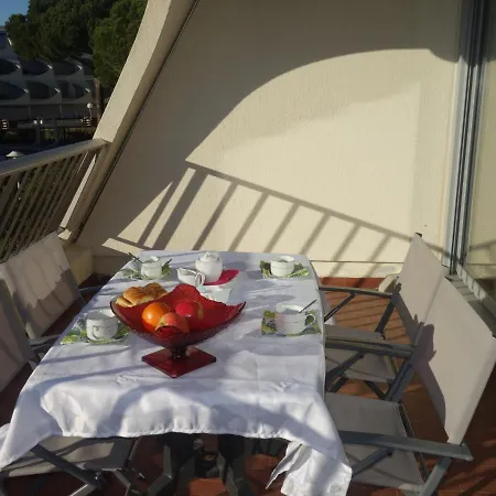 Apartamento Les Jardins Du Port-8 By Interhome
